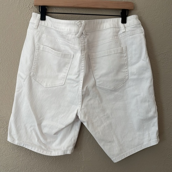 Women’s CJ Banks Stretch White Denim Shorts, Size 12 - Picture 4 of 5